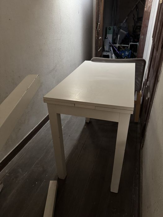 Duas Mesas IKEA Extensíveis – Robustas e Ideais para Renovar