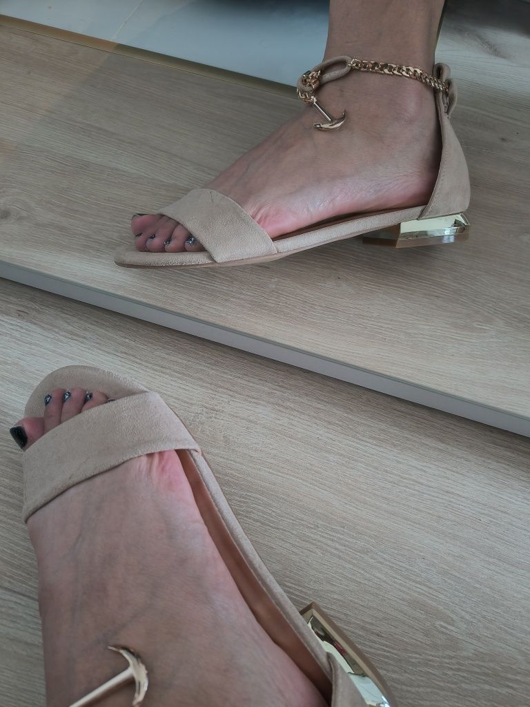 Nowe eleganckie sandały