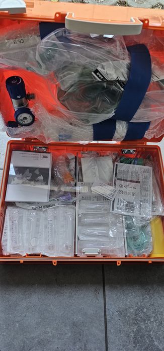 Apteczka z super wyposażeniem. Mini R1 + tlen