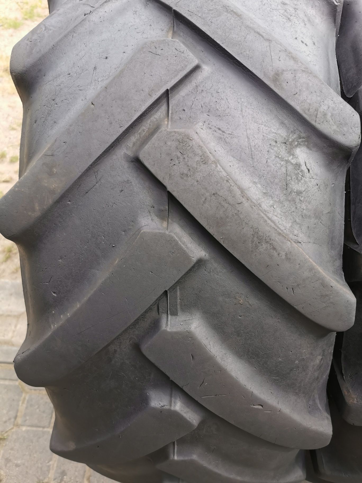 Para opon 375/70R20 MPT Mitas AC 70C