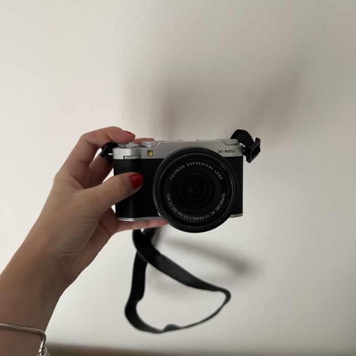 Camara FUJIFILM com lente e cartao de memoria!