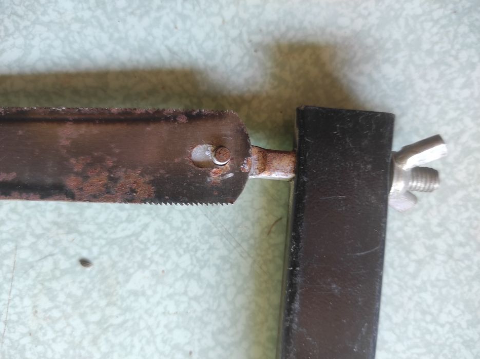 Ножовка по металлу.