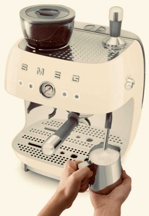 Ekspres do kawy Firmy SMEG - Nowy 
Cena 2890