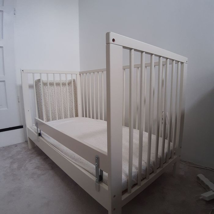 Łóżeczko dziecięce z materacem i dodatkową barierką