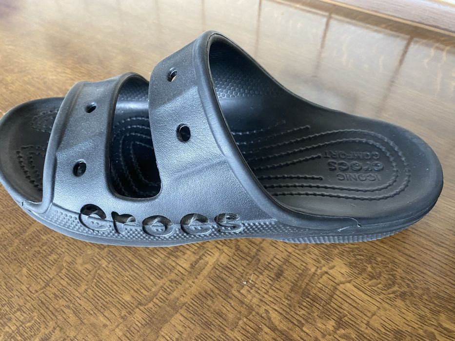 Жіночі босоніжки Crocs (модель W9, блідо-рожеві) — у гарному стані.