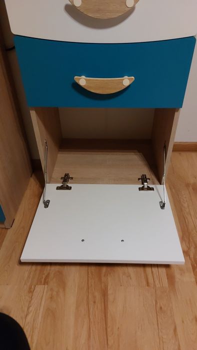 Zestaw mebli w kolorze biało, turkusowym oraz dąb sonona.