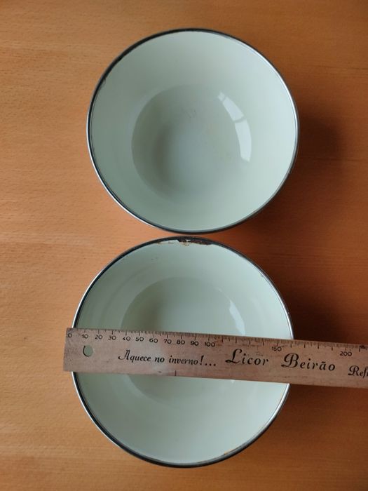 Pratos e tigelas antigas esmaltadas.