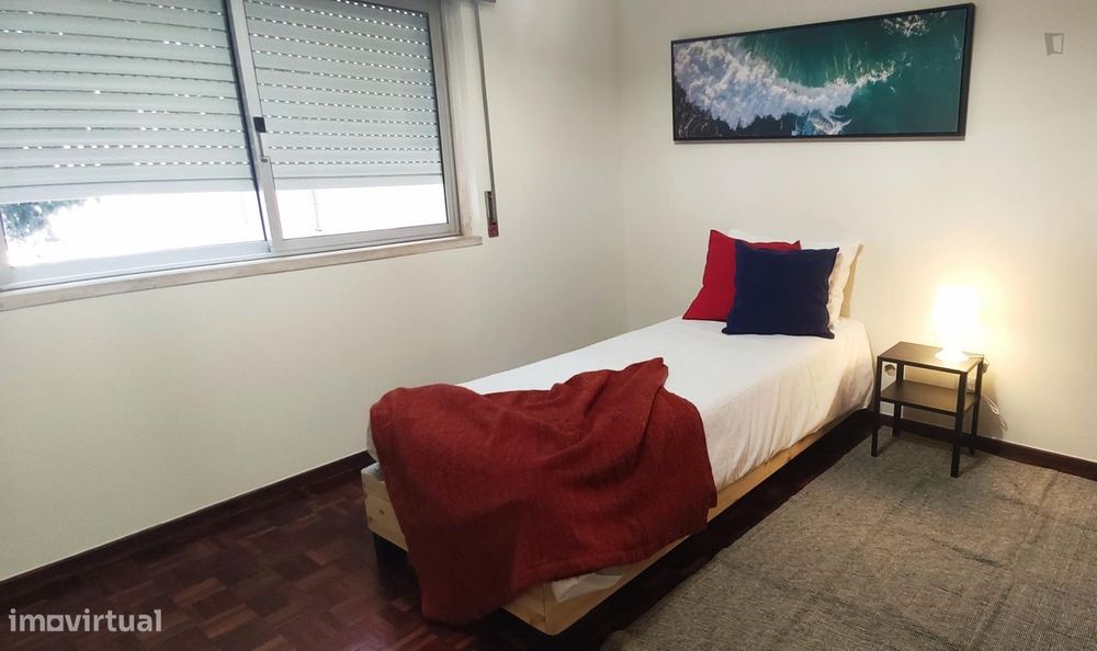 440010 - Quarto com cama de solteiro em...