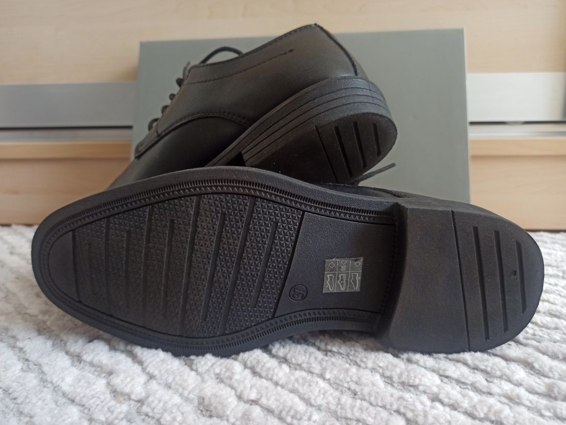 Buty chłopięce czarne, rozm. 37