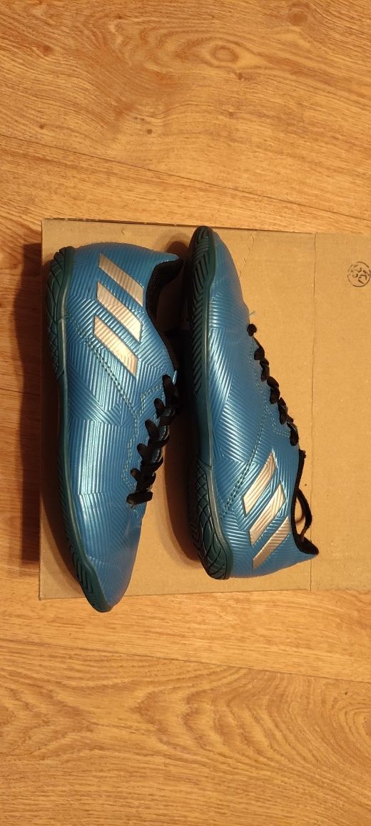 Buty chłopięce firmy Adidas rozmiar 33