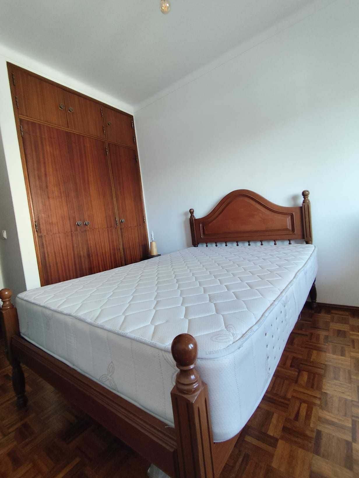 Cama de Madeira + Colchão - 122cm x 195cm