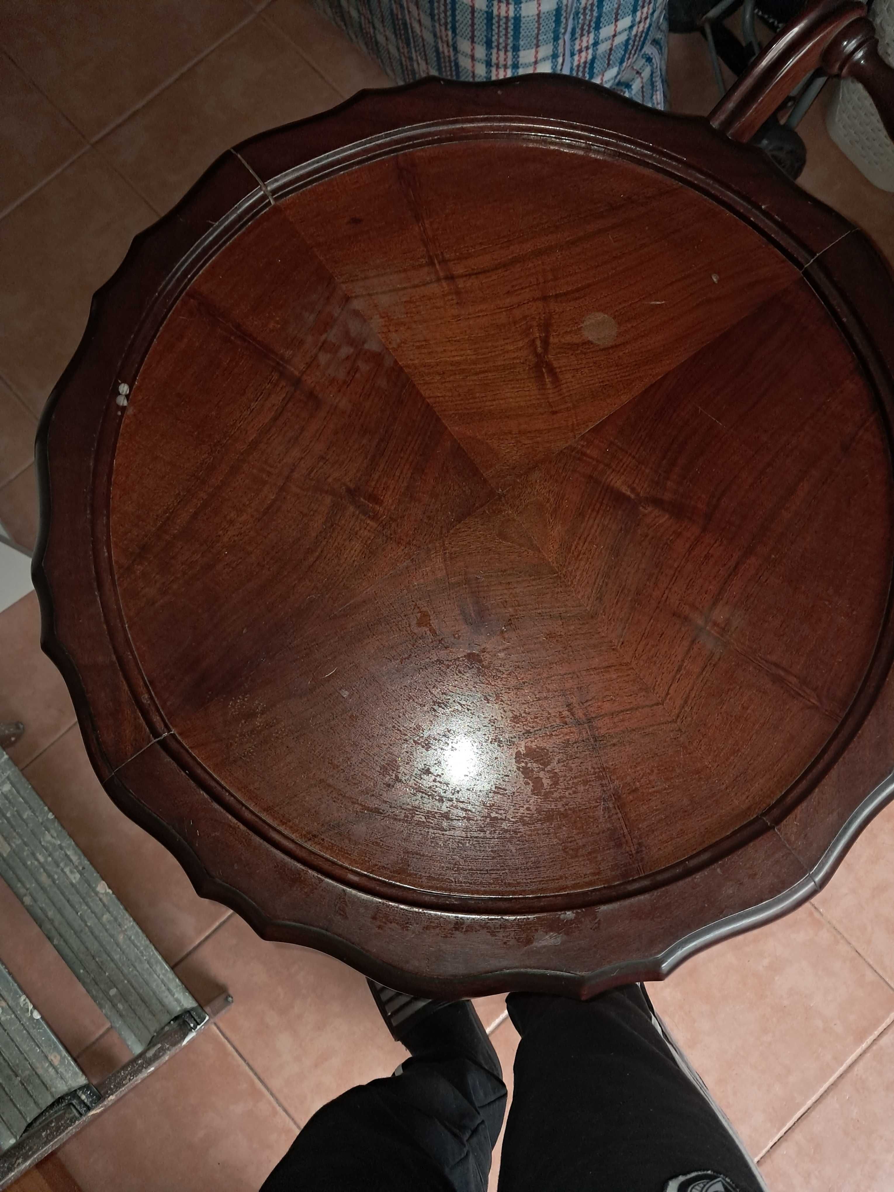 Mesa de bar com rodas para uso ou decoração