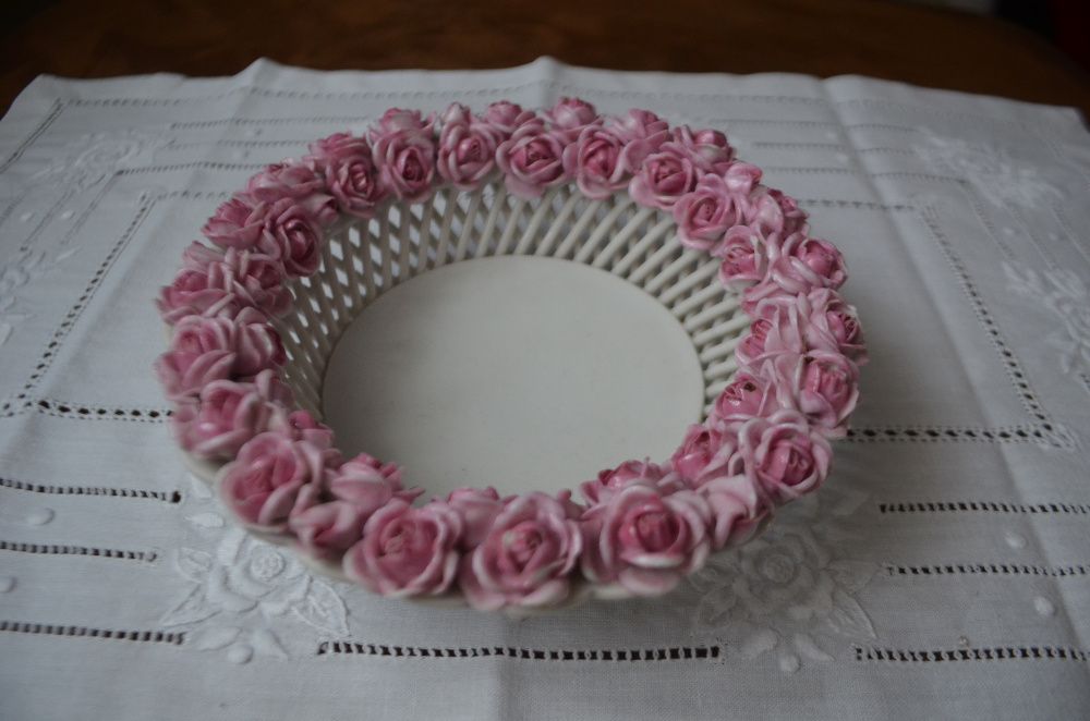 ażurowy koszyczek z wieńcem róż porcelana sygnowana Plaue