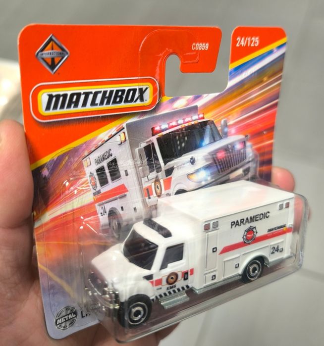 Matchbox/Paramedic/Ambulans/24/125/International Terrastar/Mattel/Nowy