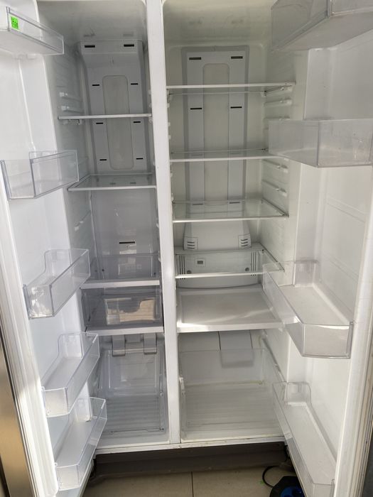Холодильник із морозилкою(суха заморозка)