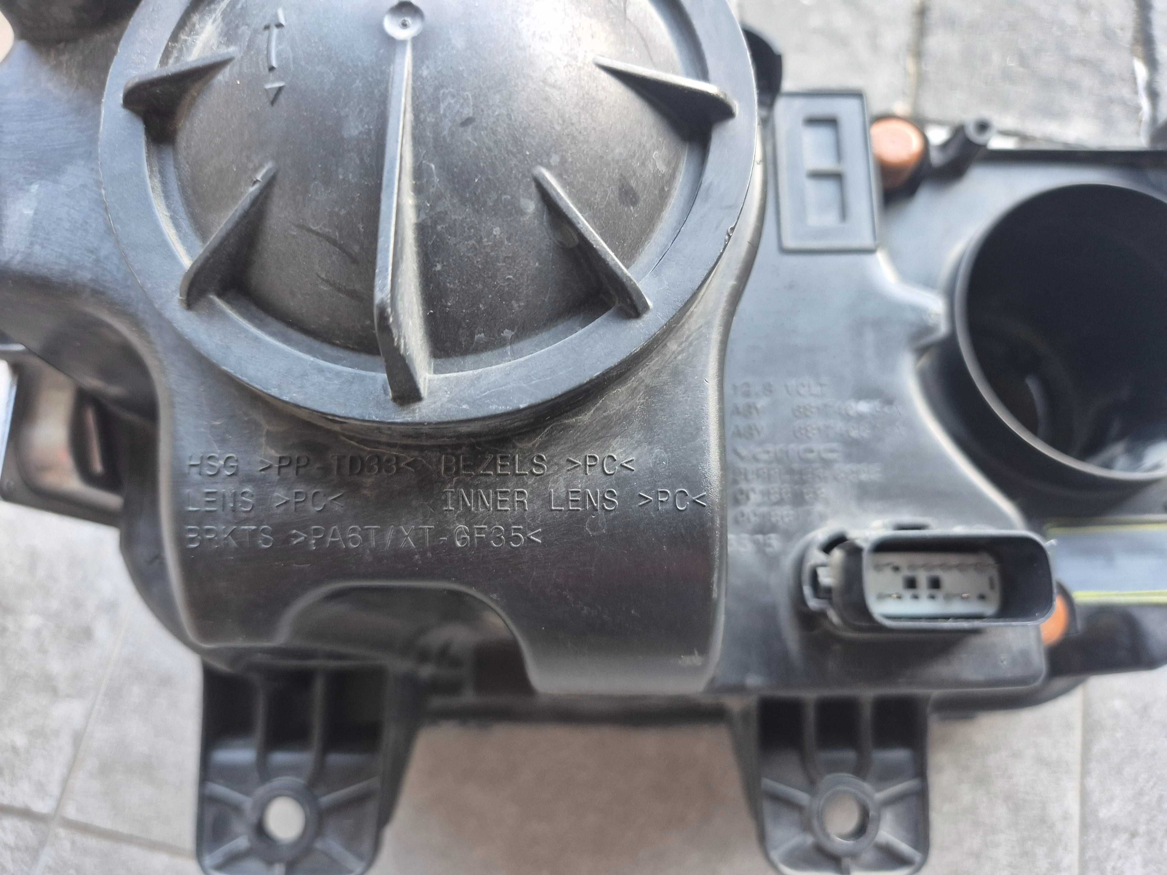 dodge challenger lampa przod lewa