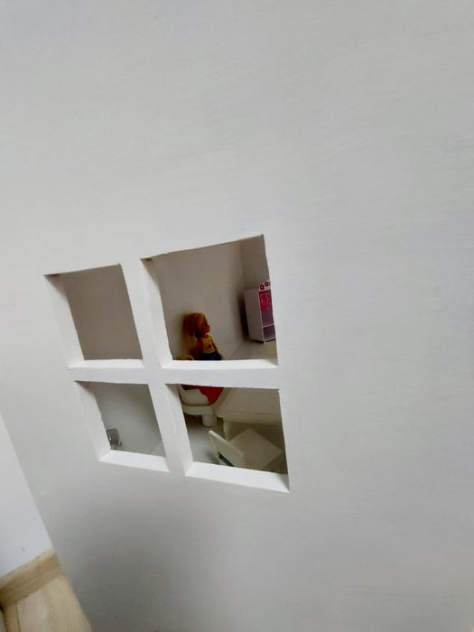 Otwierany domek na kółkach dla lalek, z otwieranym dachem