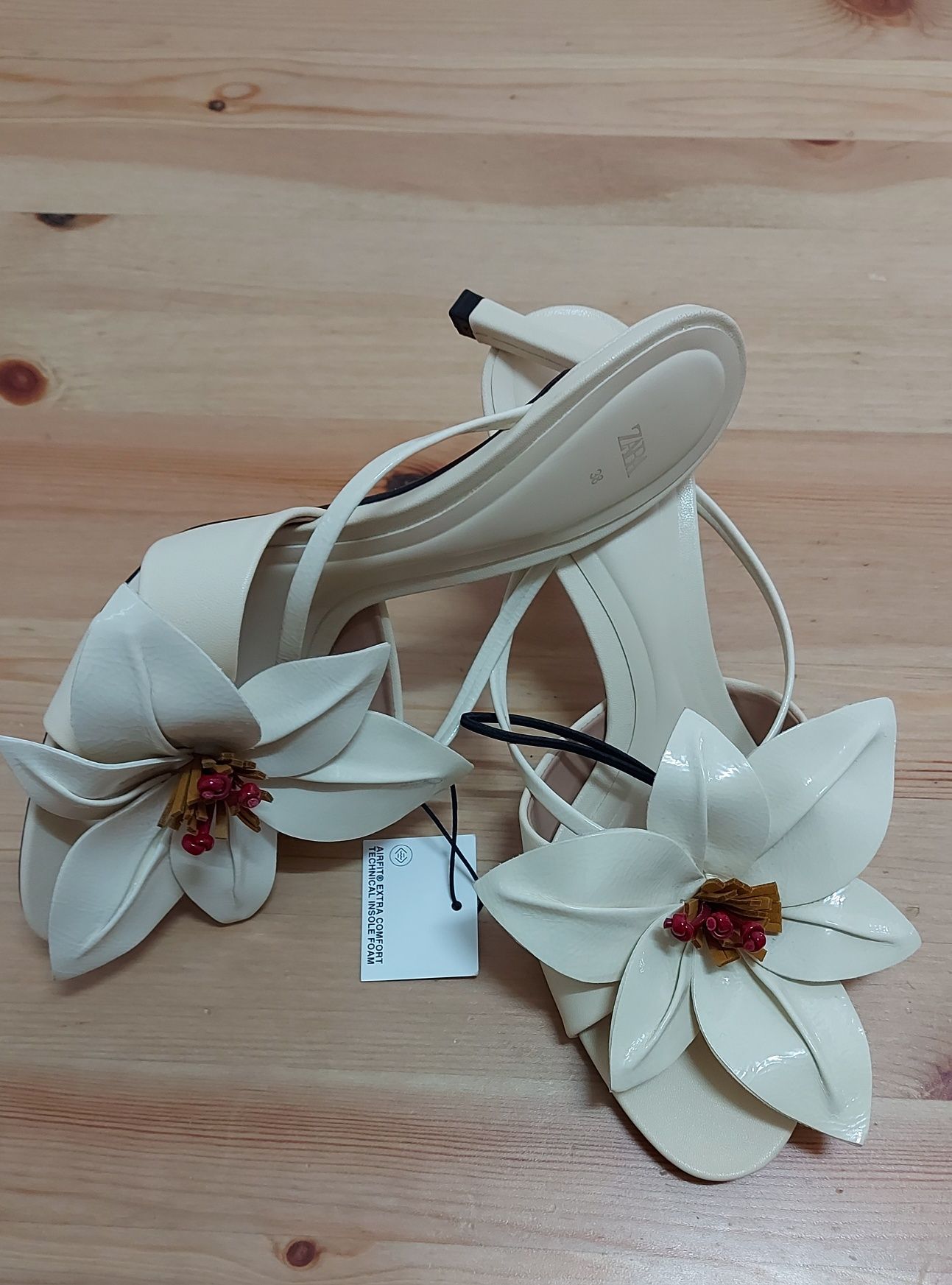 Sandálias tacão com flor