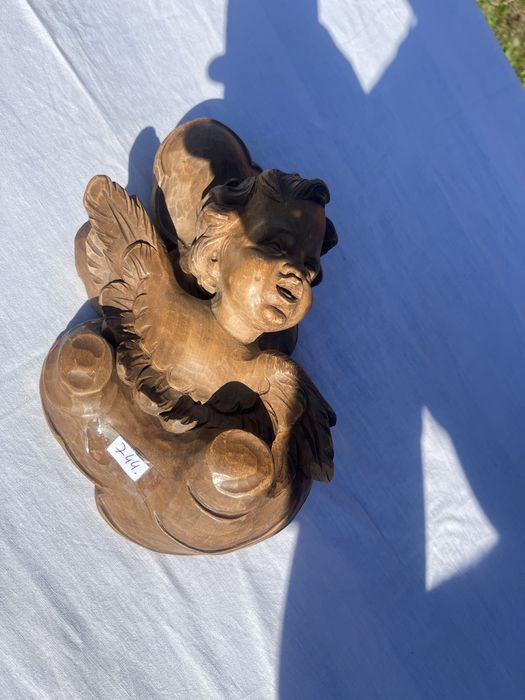 Drewniana płaskorzeźba anioła