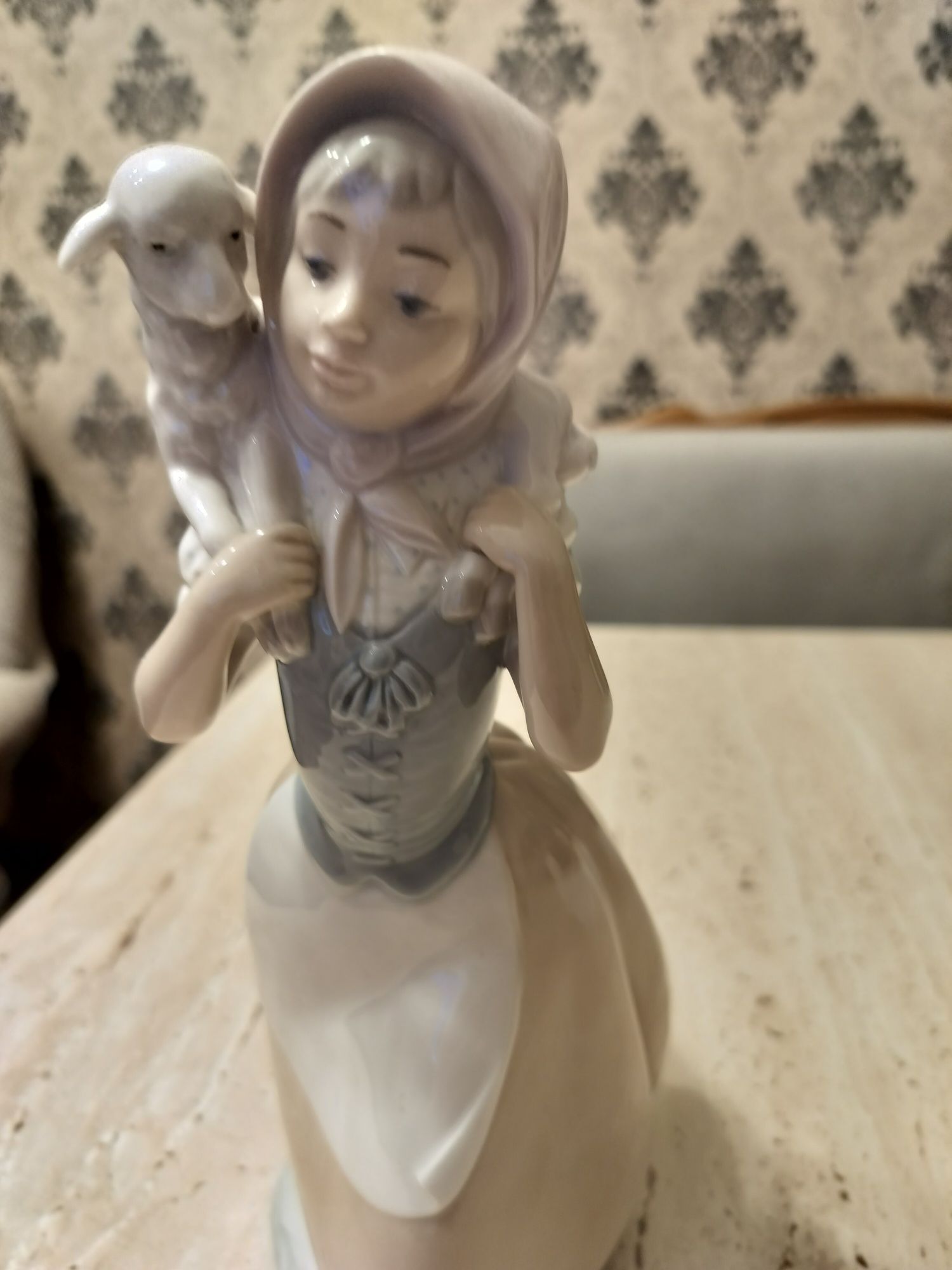 Figurka Hiszpańska porcelana pasterka z barankiem