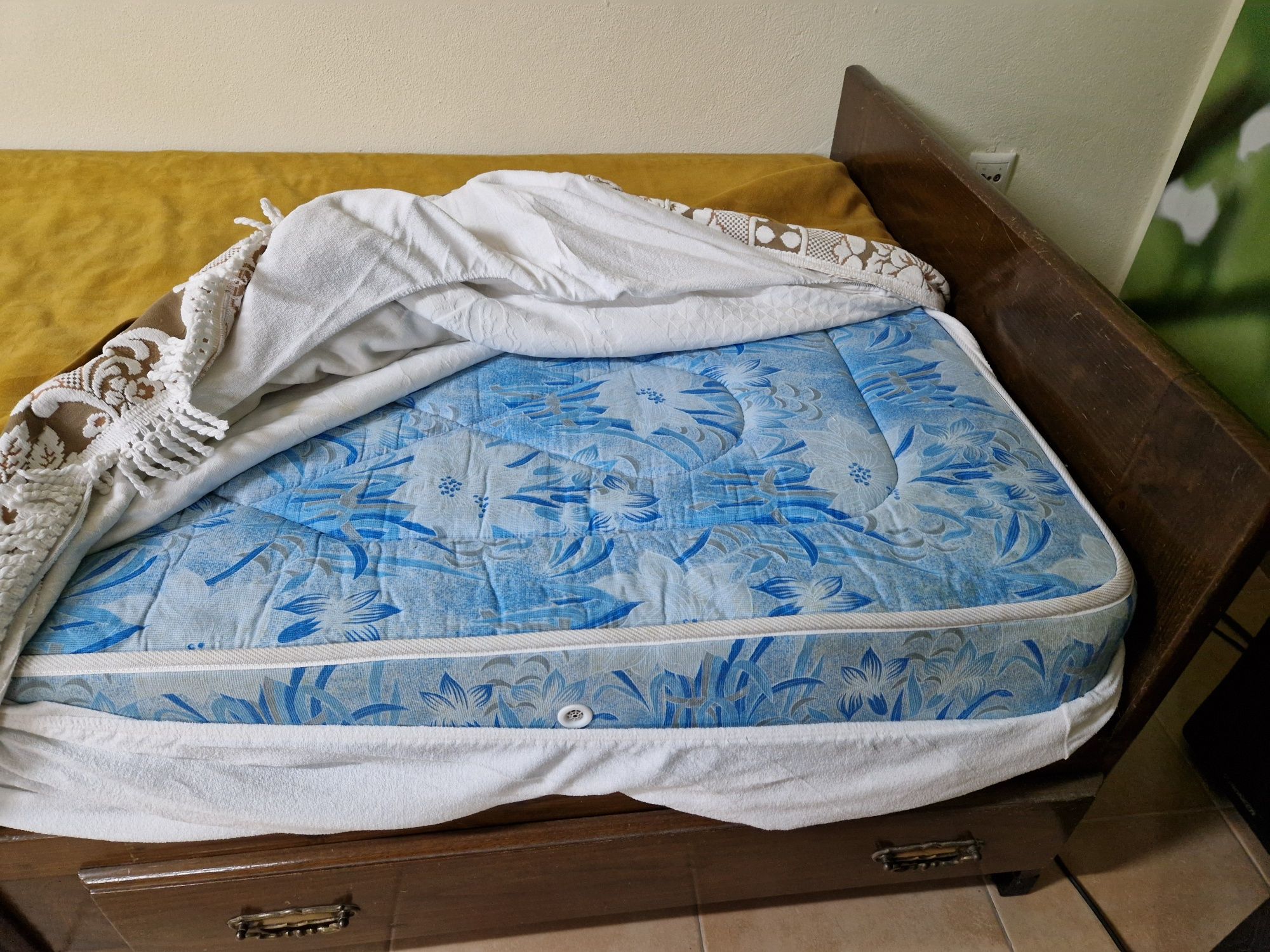 Cama de corpo e meio com colchão e laterais de 3 frentes para  sof