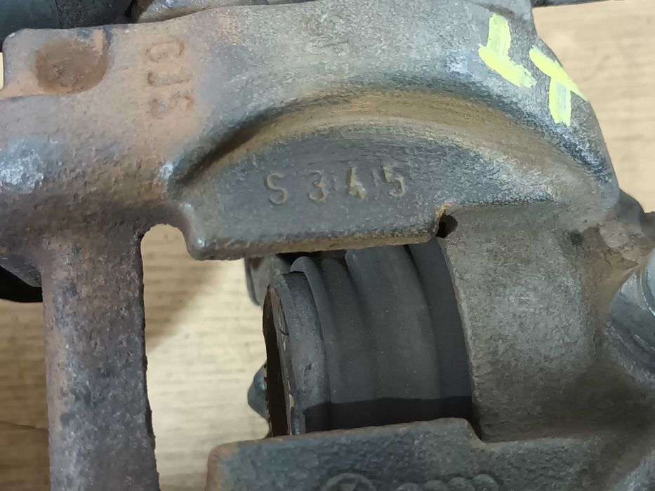 VW Passat B8 zacisk elektryczny jarzmo hamulcowy lewy tył tylny