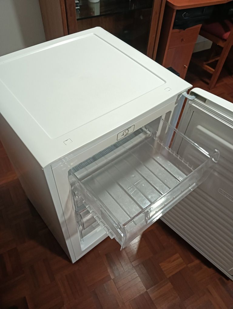 Arca Congeladora vertical 140 LT