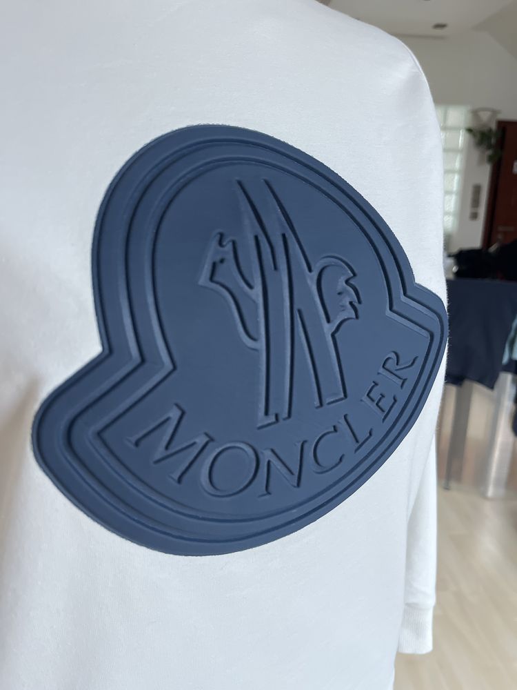 Moncler bluza biała z granatowym dużym Logo