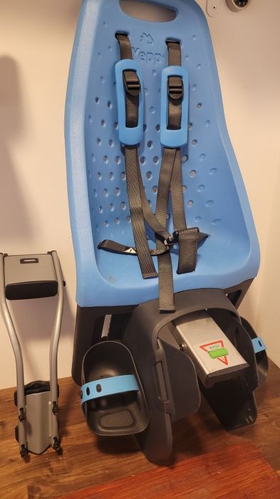 Thule yepp maxi cadeira de criança montada no quadro da bicicleta