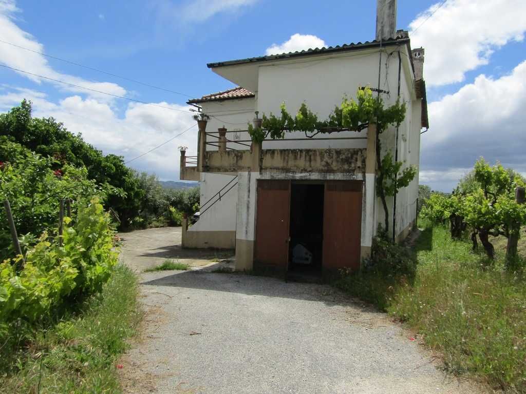 Quinta com 2 Andares T3 e T2, Garagem, Terreno e Anexos