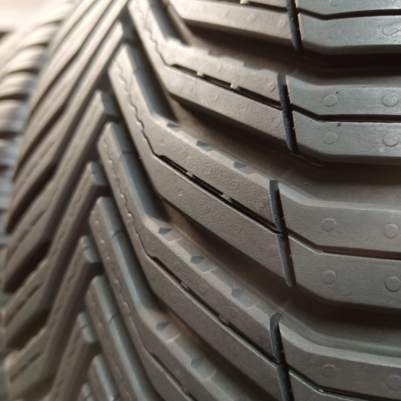 255/65/18 Sprzedam parę opon całorocznych Michelin