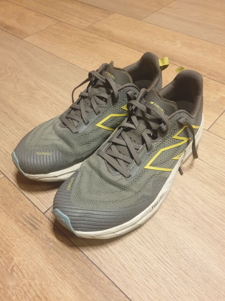 Чоловічі кросівки для бігу New Balance FuelCell Venym MTVNYMG
