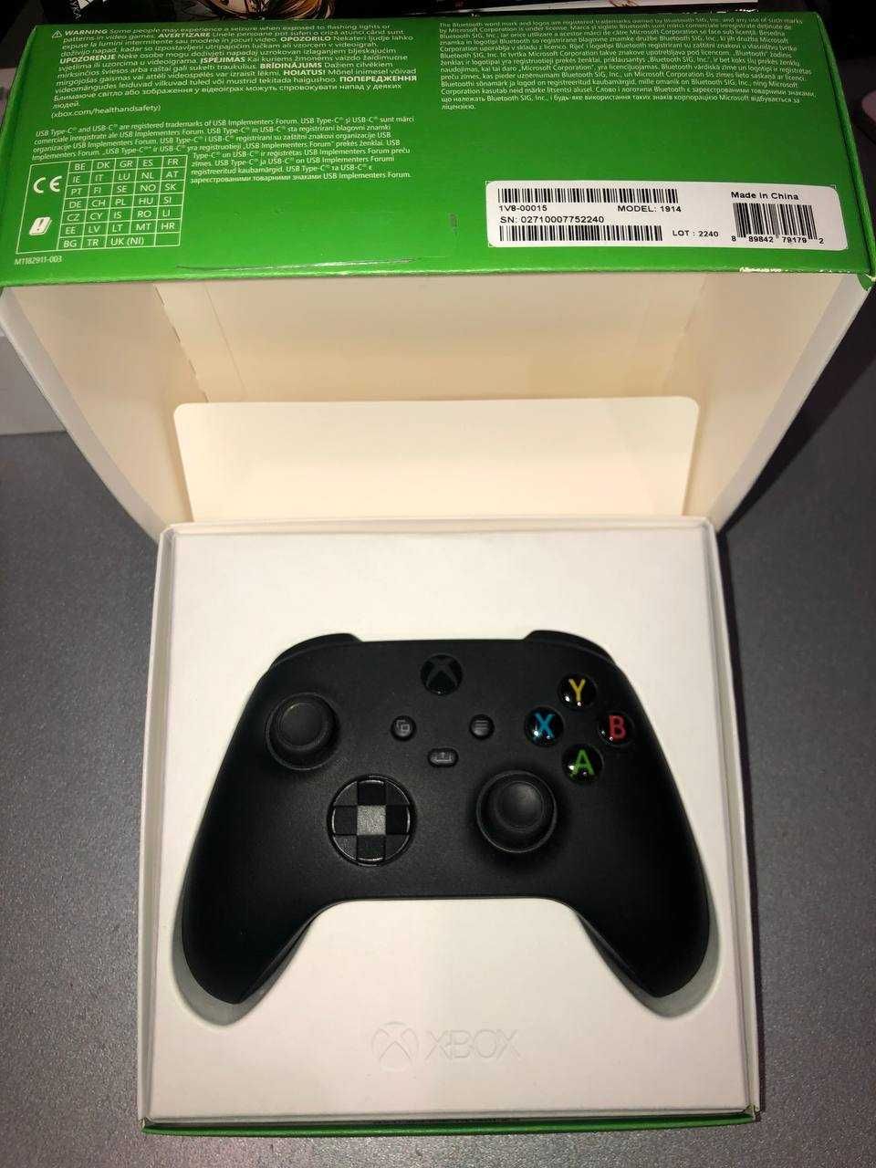 Оригінальний геймпад Xbox Series з кабелем USB-C у комплекті.