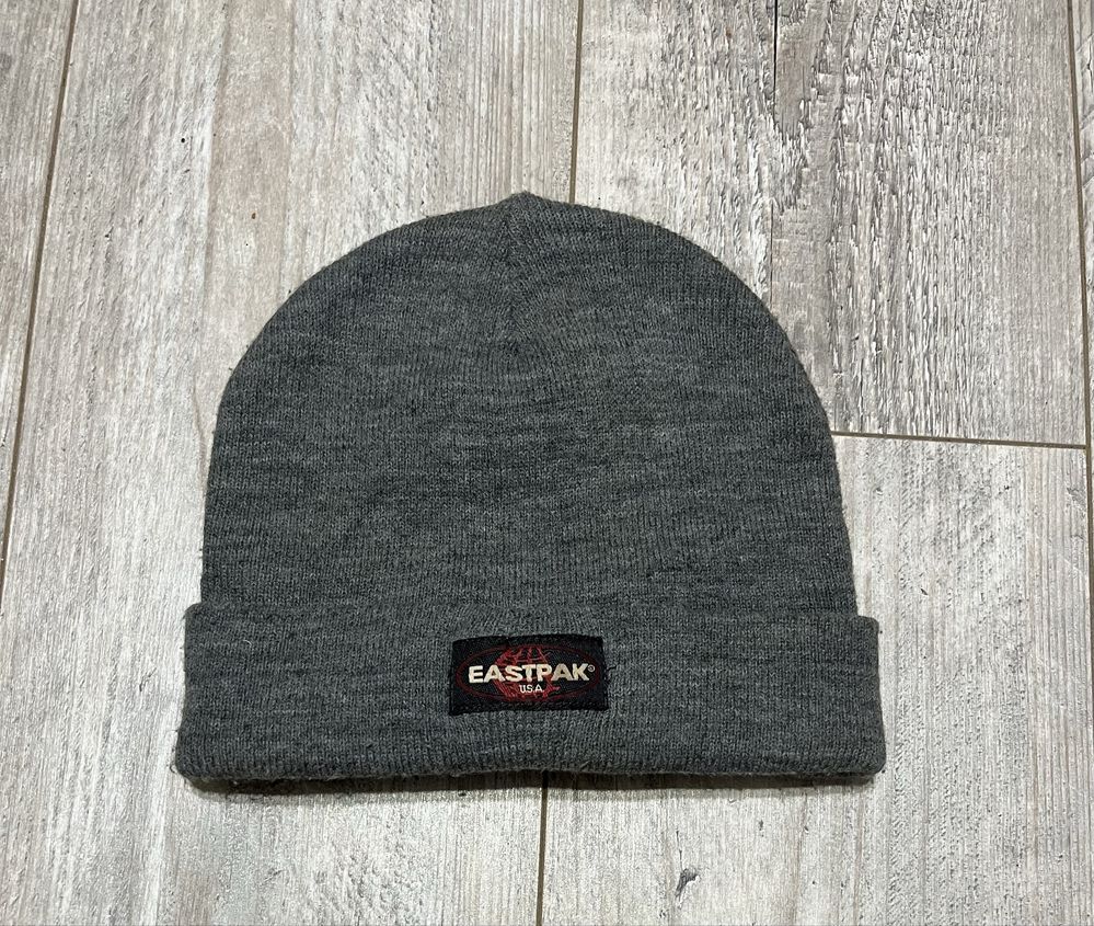 шапка eastpak.
