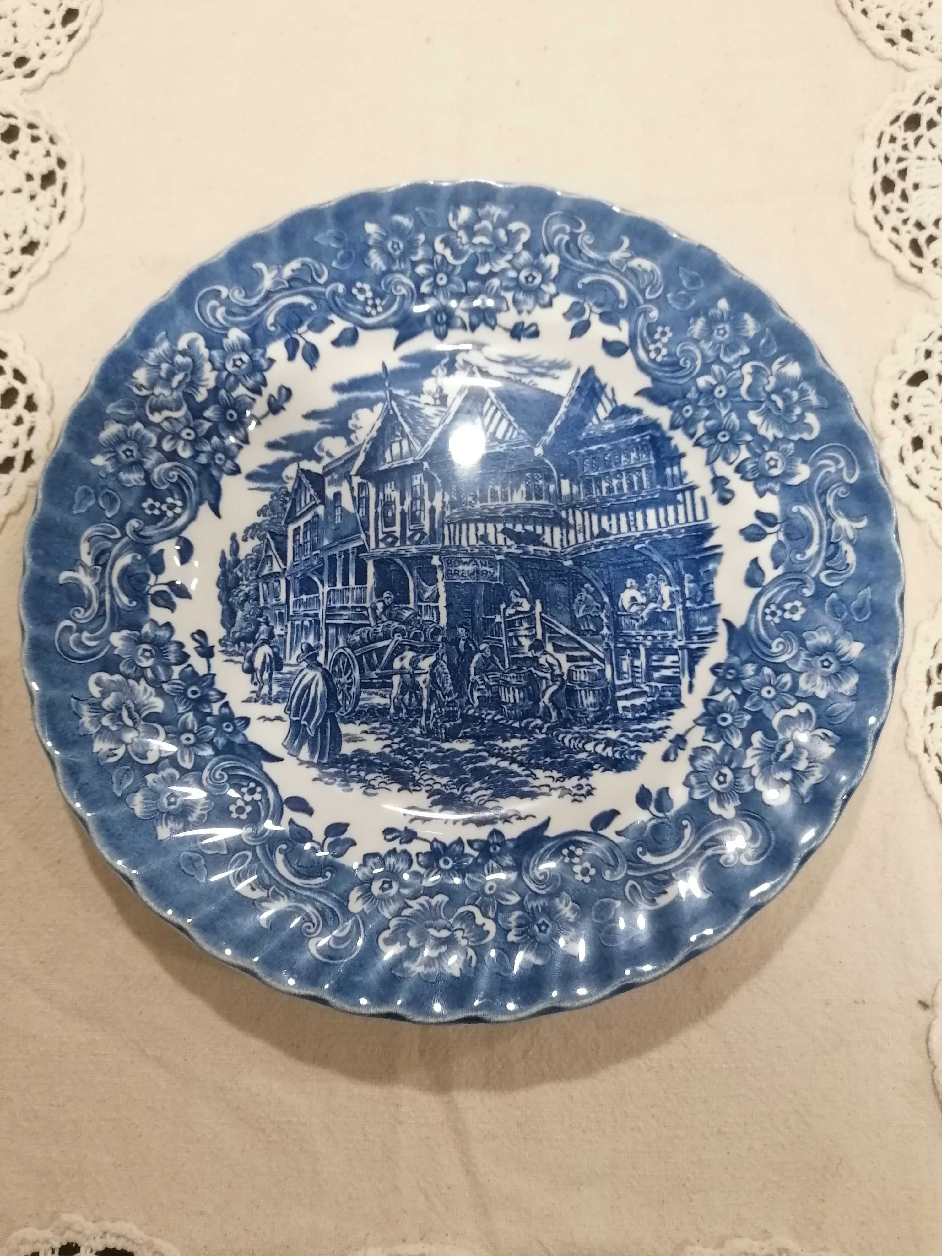 Pratos de porcelana vintage Royal Tudor Ware em bom estado.