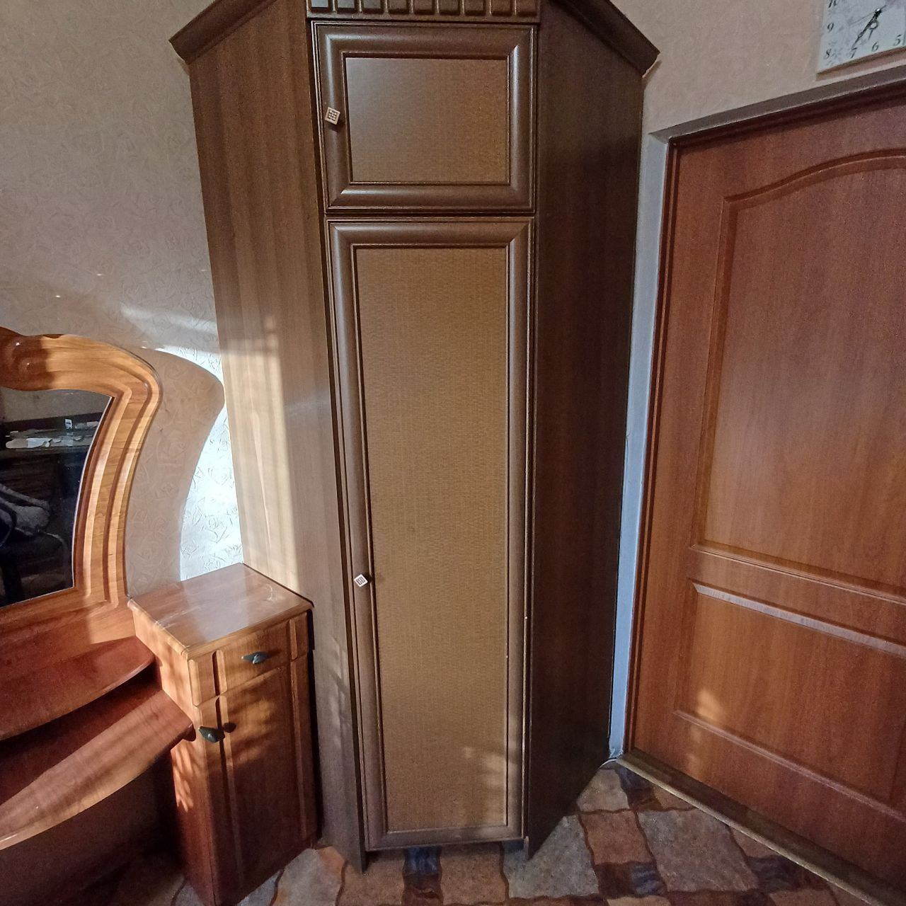 Мебель, трюмо, шкаф, кресла 2 шт.