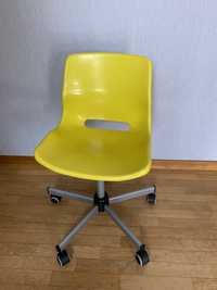 Cadeira com rodas para secretária