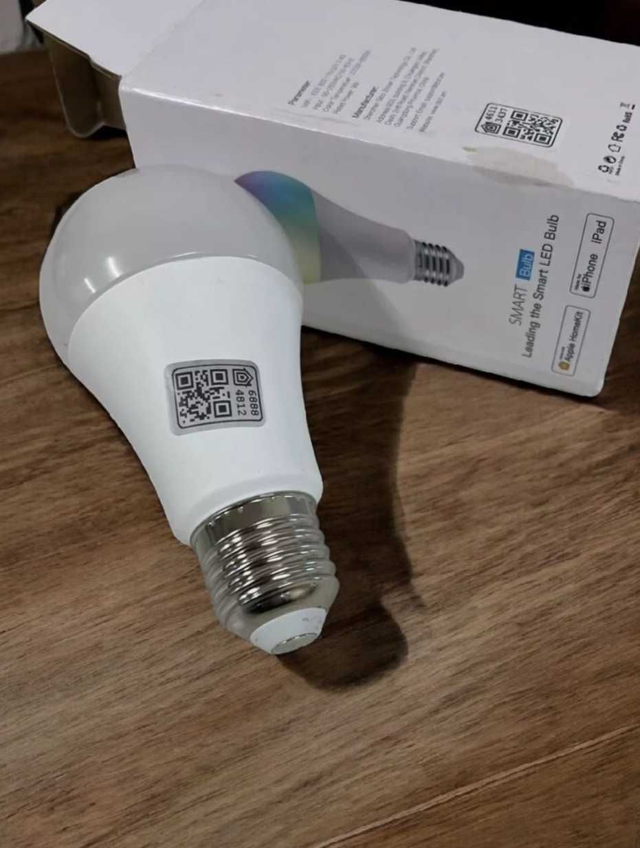 Розумна лампа підключається до смартфона через додаток wifi