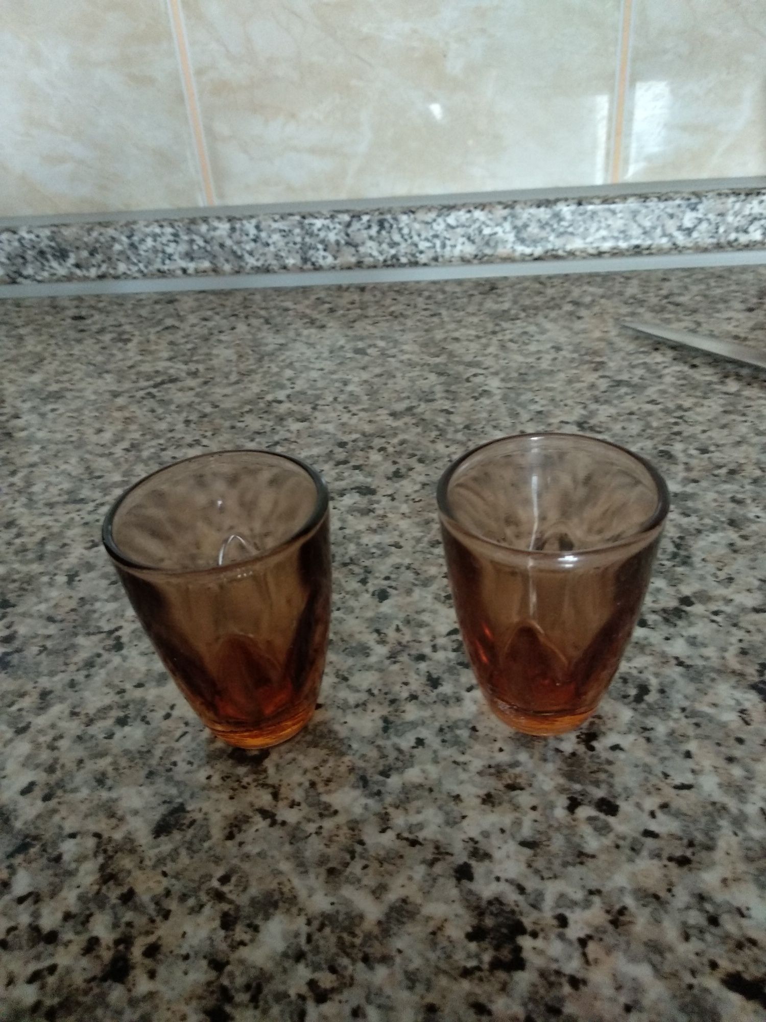 Продам чайник "Петушок" на 3 л, стопки,тарілки,цукерницю, бокали.