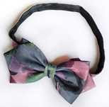 Mucha pre-tied bow tie asymetryczna satyna żakardowa 13,5x6,5 cm