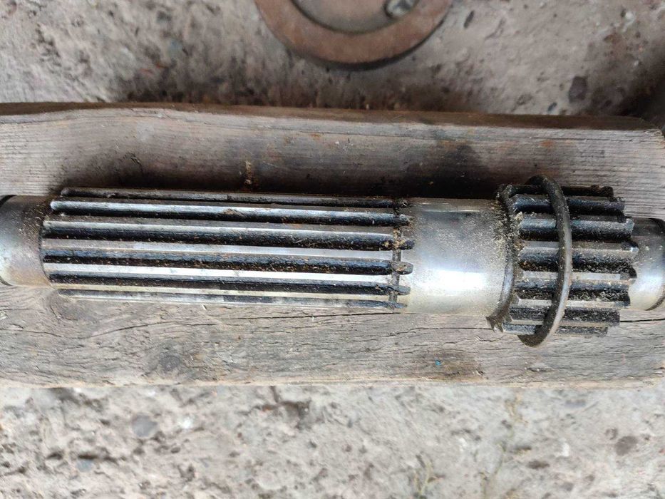 Вал першої передачі і заднього до МТЗ 80