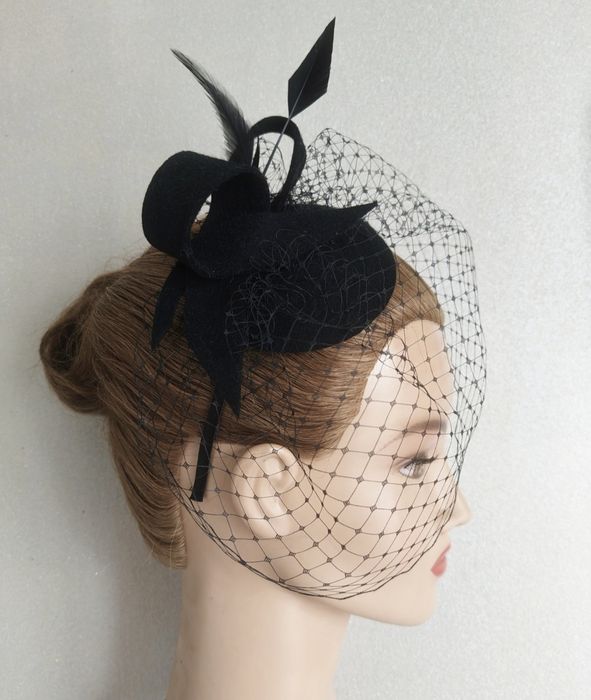 Czarny toczek pogrzebowy z woalką na opasce. Czarny toczek żałobny