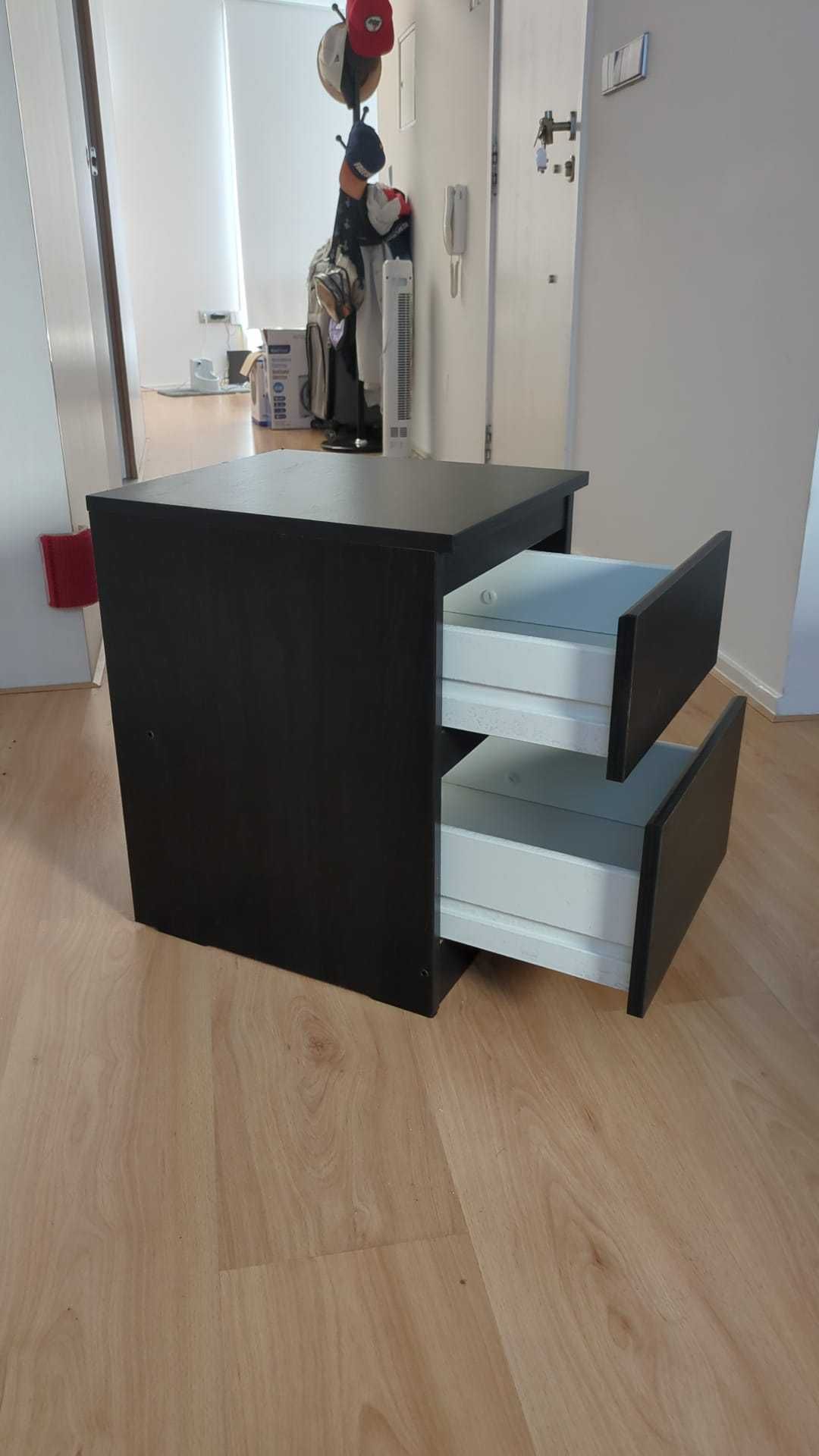 Cómoda mesa de cabeceira