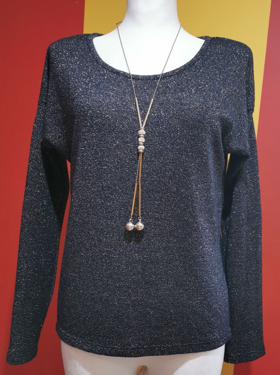 Sweterek bluzeczka z połyskujący złotą nitką