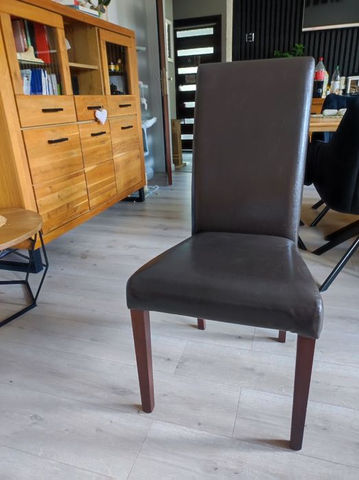 Stół drewniany z krzesłami