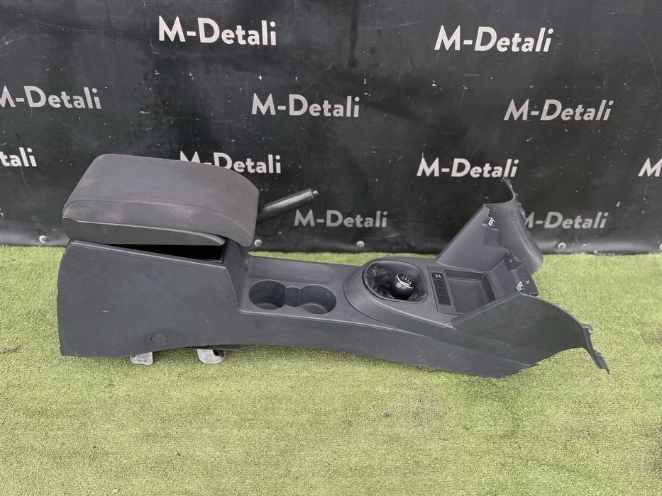 Передня консоль Тоуран підлокітник консоль Touran Caddy підстаканик VW