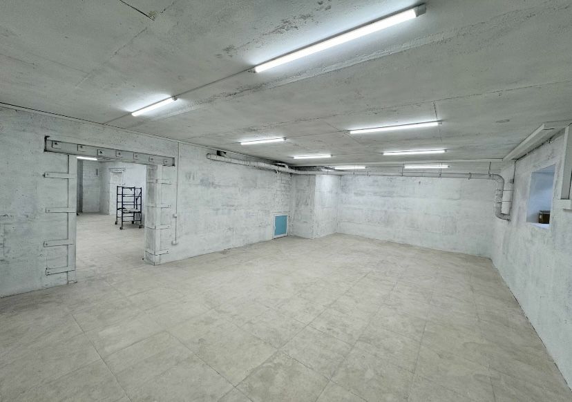 Пр.Героев Украины фасадное помещение 290м 2000грн