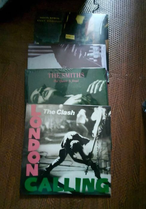 The Clash 2lps
Smiths

David Bowie 

Smiths 

Selados 

60€
Graffiti 4