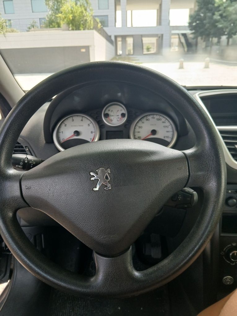 Peugeot 207 cinzento
