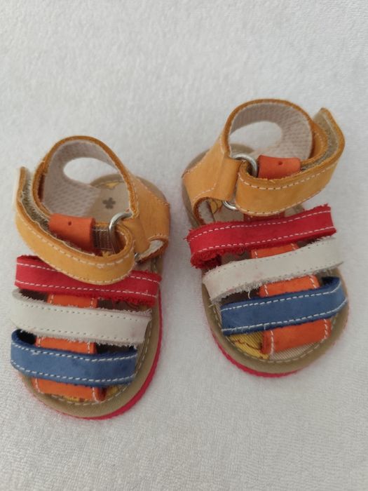 Sandálias/ sapatos bebé tamanho 17 (3-6 meses)